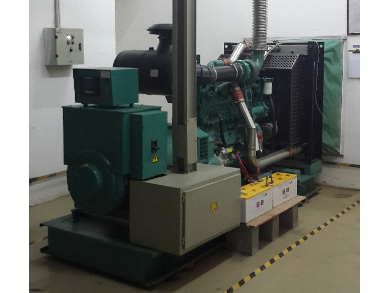 資陽家樂福一臺(tái)500KW康明斯機(jī)房現(xiàn)場(chǎng)