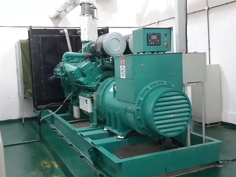 西昌沃爾瑪一臺(tái)800KW康明斯機(jī)房現(xiàn)場(chǎng)
